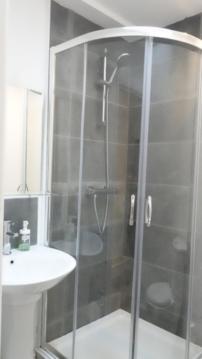 Bathroom 4, Grand Airport Ensuites, London