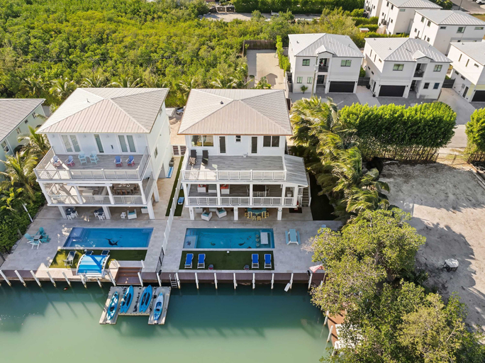 Room 2, Luxury Waterfront Oasis w Heated Pool and 50 Dock, Monroe