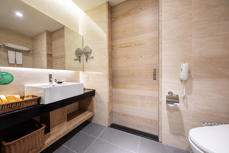Bathroom 4, Naruwan Galaxy Place, Taitung