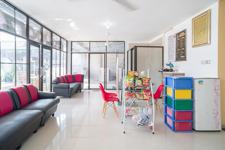 Public Area 4, RedDoorz Syariah @ Winong Nganjuk, Nganjuk