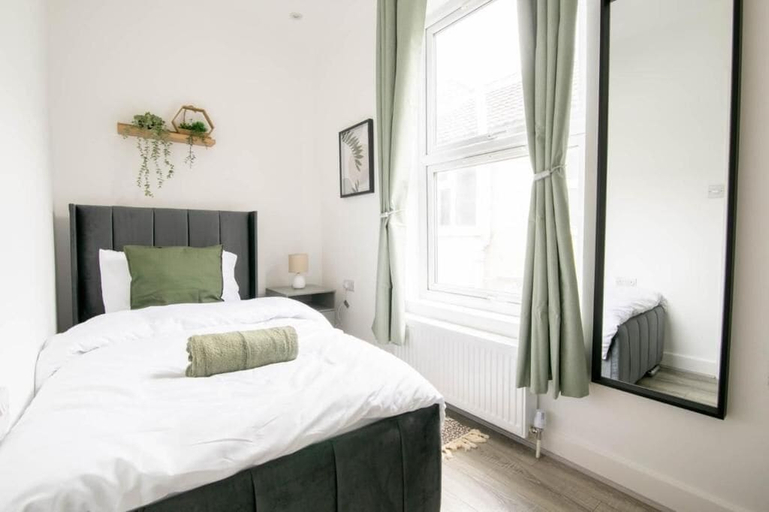 Others 5, Cosy 3 Bed Flat in Southsea, Portsmouth