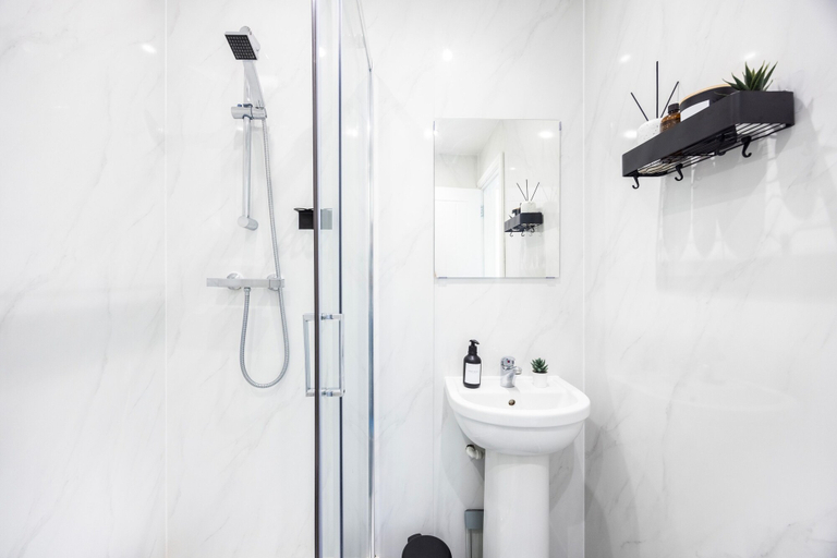 Bathroom 4, 2br- Smart Tvs- Fast Wifi, Free Parking & Sofa Bed, London