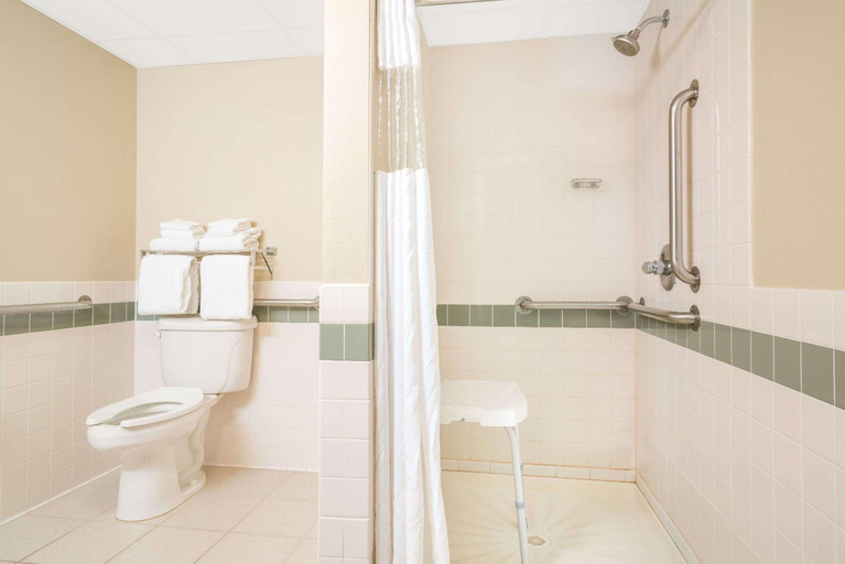 Bathroom 3, Baymont by Wyndham Baxter/Brainerd Area, Crow Wing