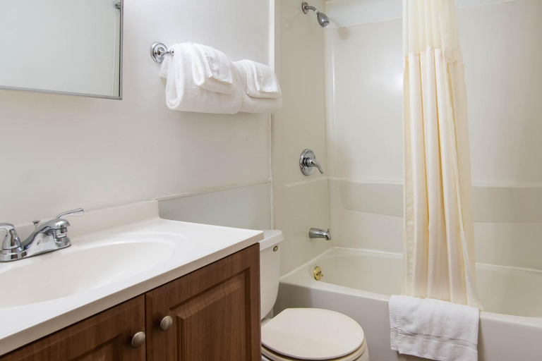 Bathroom 2, Knights Inn Amsterdam NY, Montgomery