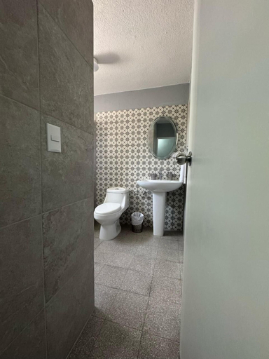 Bathroom 2, Ayari, ZONA 13