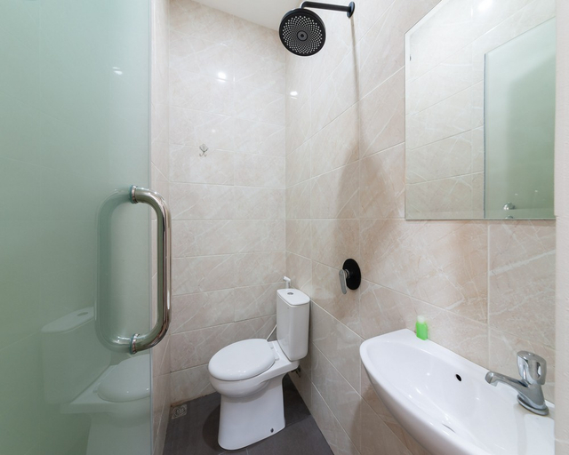 Bathroom 3, Urbanview Hotel Cengkareng Jakarta, West Jakarta