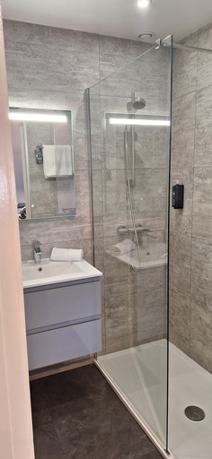 Bathroom 4, Brit Hotel Le Cygne, Manche