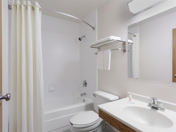 Bathroom 4, Super 8 by Wyndham Dumfries/Quantico, Prince William
