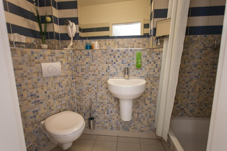 Bathroom 5, Hotel Halber Mond, Bergstraße