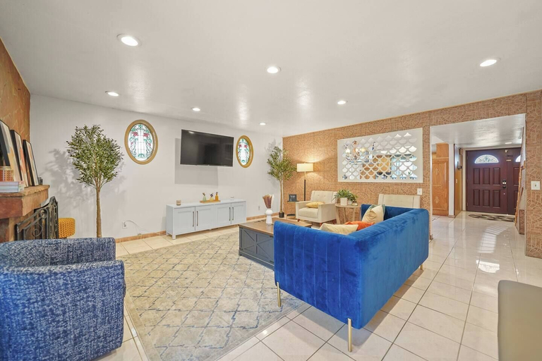 Room 3, 5 BR Jacuzzi Disney Knotts Beach, Los Angeles