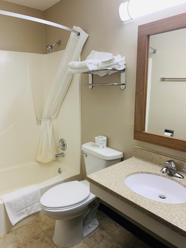 Bathroom 4, Super 8 By Wyndham O Neill Ne, Holt