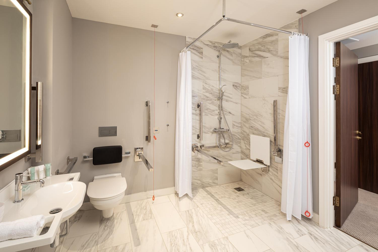 Bathroom 4, The Parkgate Hotel, Cardiff