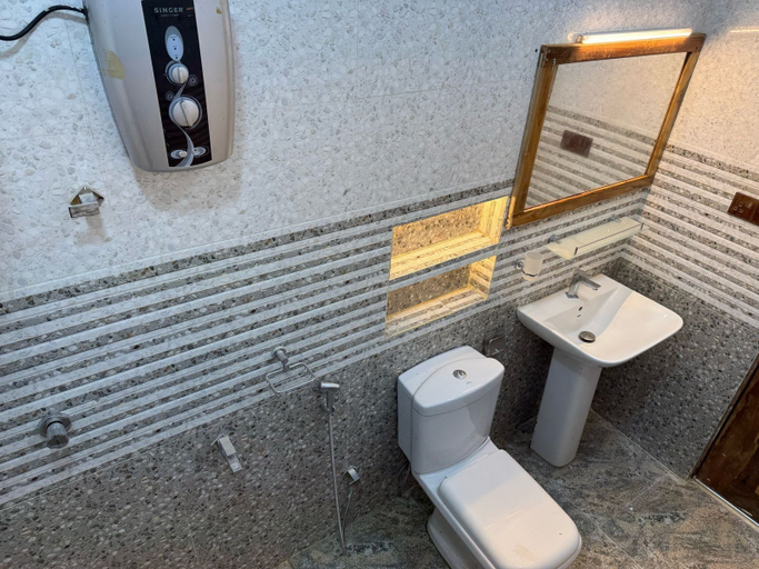 Bathroom 4, Beach Wave Hotel, Pothuvil
