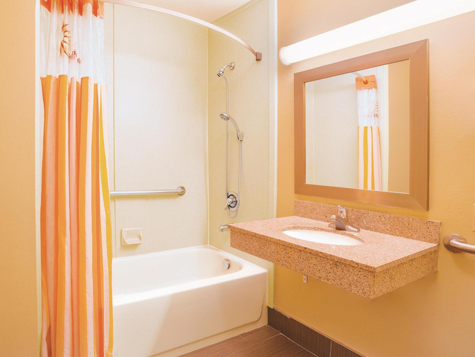 Bathroom 4, La Quinta Inn & Suites by Wyndham Cincinnati Airpt Florence, Boone