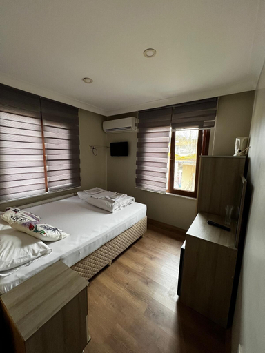 Others 4, Ada İnan Pansiyon, Adalar