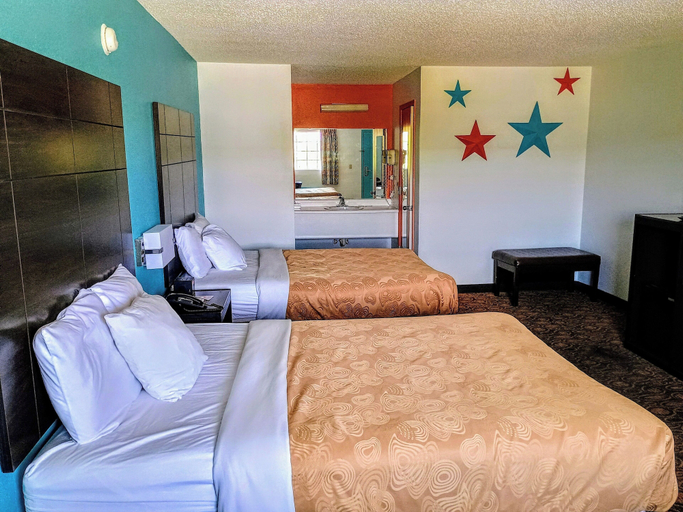 Bedroom 4, Howard Johnson by Wyndham Branson Theatre District, Taney