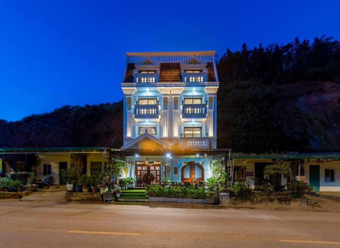 Exterior & Views