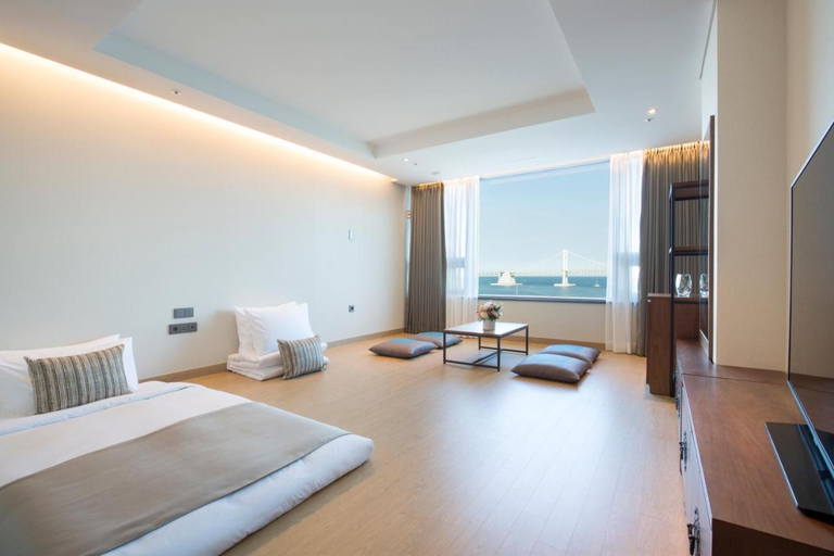 Bedroom 2, Hotel Central Bay, Suyeong
