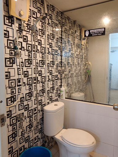 Bathroom, Apartment Green Pramuka City by Pergi Terus Indonesia, Central Jakarta