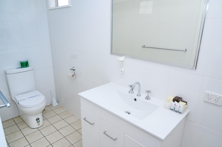 Bathroom 2, Lithgow Motor Inn, Lithgow