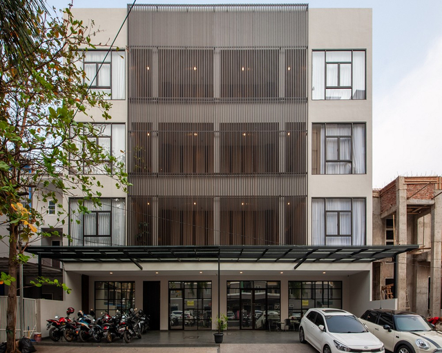 Exterior & Views