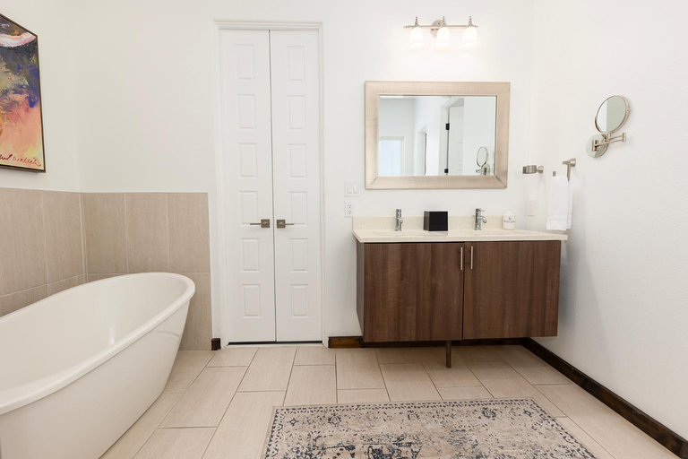 Bathroom, Barons Creek Vineyards, Gillespie