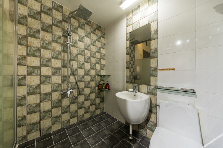 Bathroom 3, Konkun University Theme, Gwang-jin