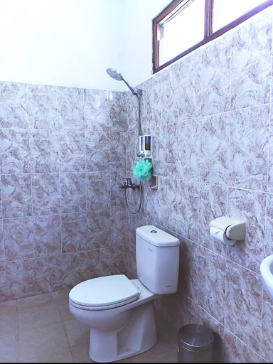 Bathroom 4, Green Palace Homestay, Klungkung
