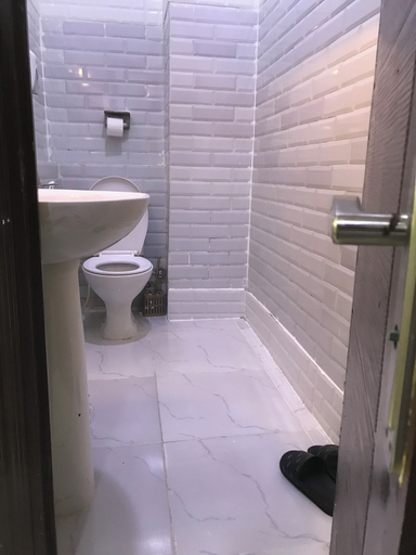 Bathroom 4, Hotel velvet, 'Abdin