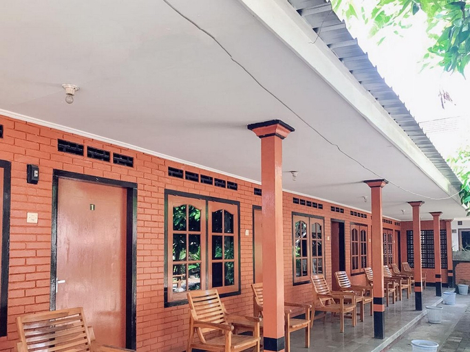 Exterior & Views 2, Oka Homestay Mitra RedDoorz, Lombok