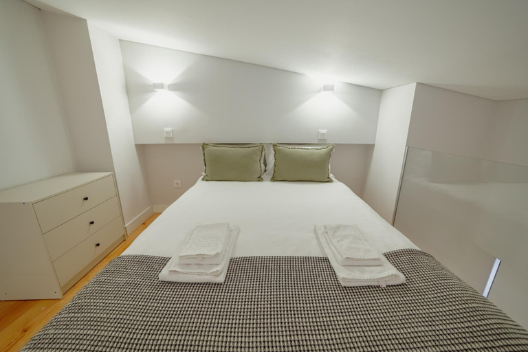 Room 2, Downtown Amazing Duplex by Vacationy, Porto