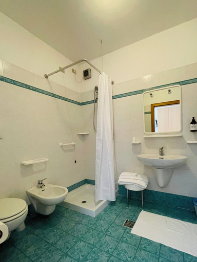 Bathroom 5, Enrosadira, Trento