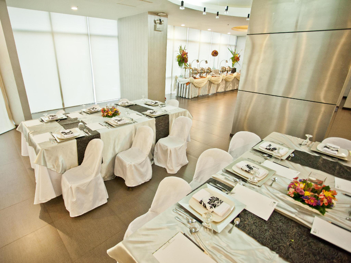Food & Drinks 5, The Exchange Regency Residence Hotel Managed by HII, Pasig City