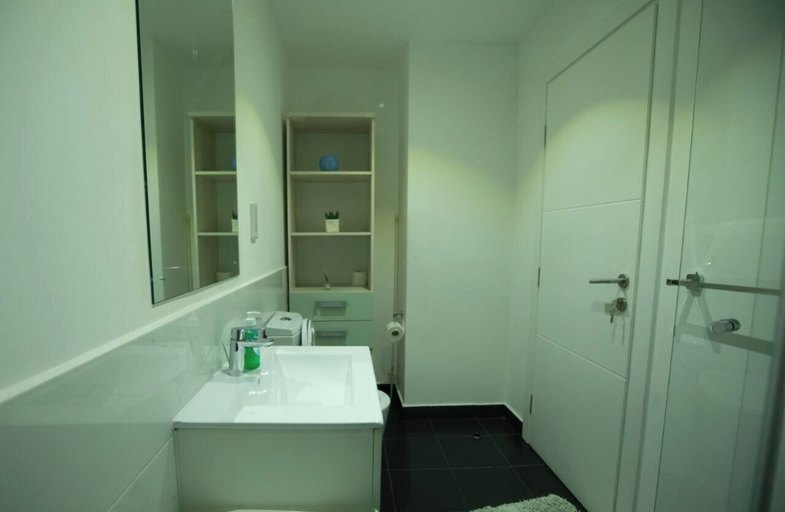Bathroom 3, Embassy gardens luxury by Cozy, Accra