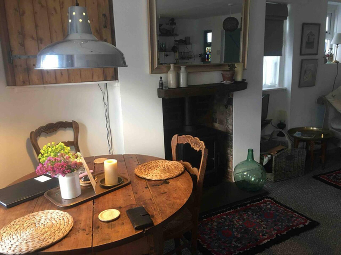 Dining 5, The Pepper Pot Sleeps 4 Sunlit Garden, Devon