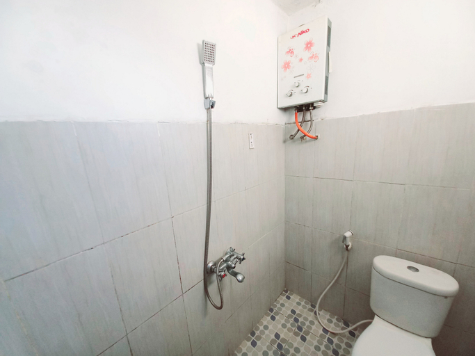 Bathroom 3, RedDoorz near BNS 3 Kota Wisata Batu, Malang