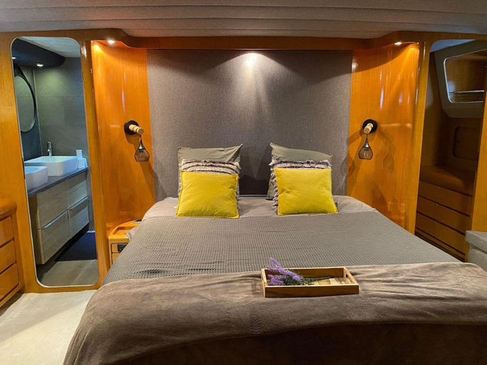 Room 2, Exclusive Yacht With a Roof Terrace, Charente-Maritime