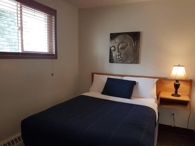 Bedroom 2, Pines Motel, Division No. 14