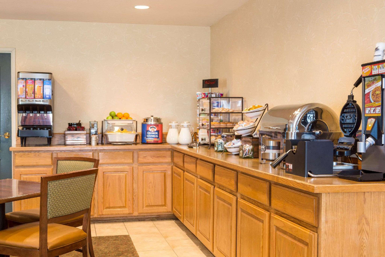 Food & Drinks 4, Country Inn Suites By Radisson Nevada Mo, Vernon
