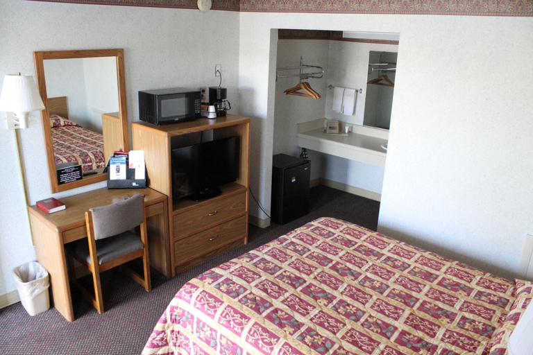 Others 5, Budget Host Inn Bristol, Sullivan
