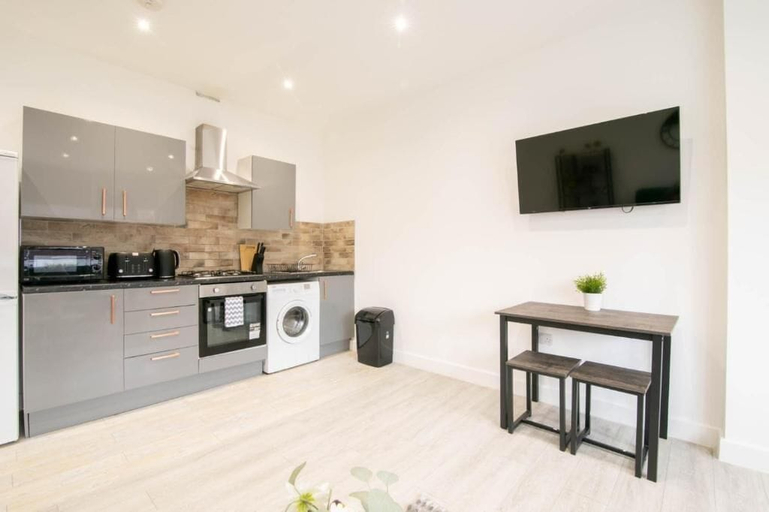 Others 4, Cosy 3 Bed Flat in Southsea, Portsmouth