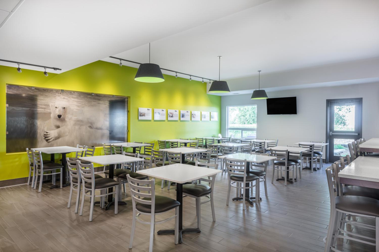 Food & Drinks 5, Super 8 By Wyndham Winnipeg East, Division No. 11