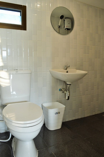 Bathroom, Kiangtan Houses, Pluak Daeng