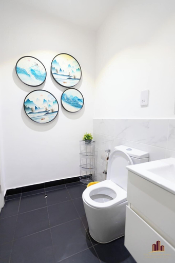 Bathroom 3, Embassy gardens luxury by Cozy, Accra