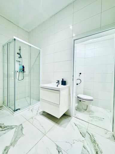 Bathroom 5, 5BR Apt 10min to Matzleinsdorfer, Wien