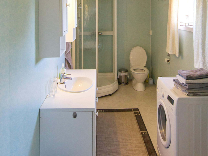 Bathroom 3, 11 Person Holiday Home in Farstad, Fræna