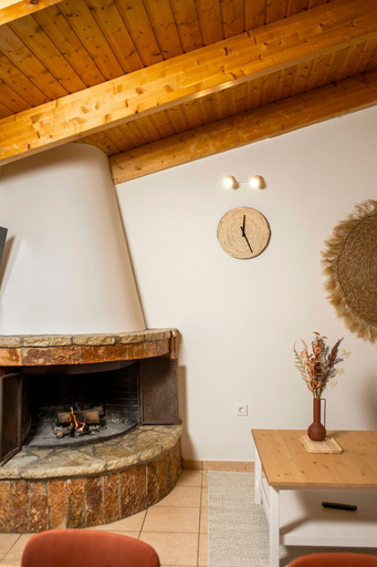 Room 5, Rokani Sofita I at Kalavrita Center, West Greece