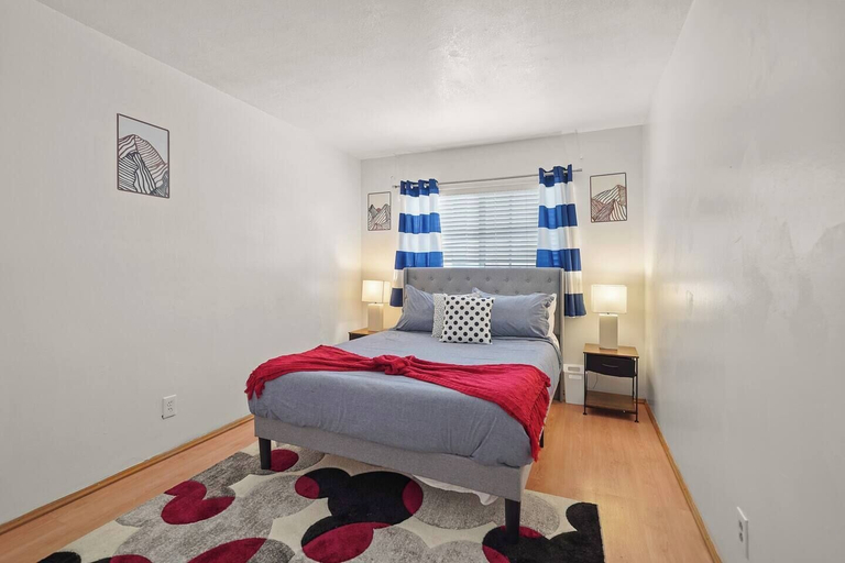Room 5, 5 BR Jacuzzi Disney Knotts Beach, Los Angeles