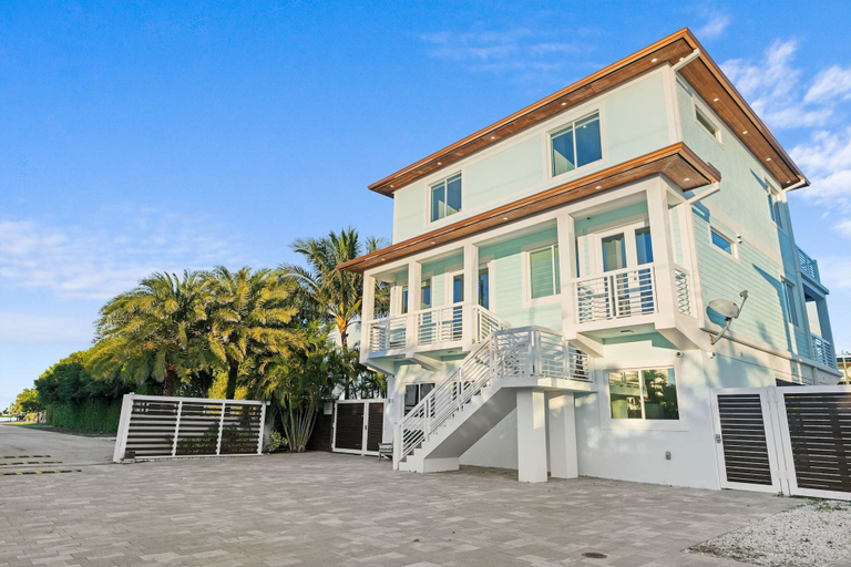 Room 4, Luxury Waterfront Oasis w Heated Pool and 50 Dock, Monroe