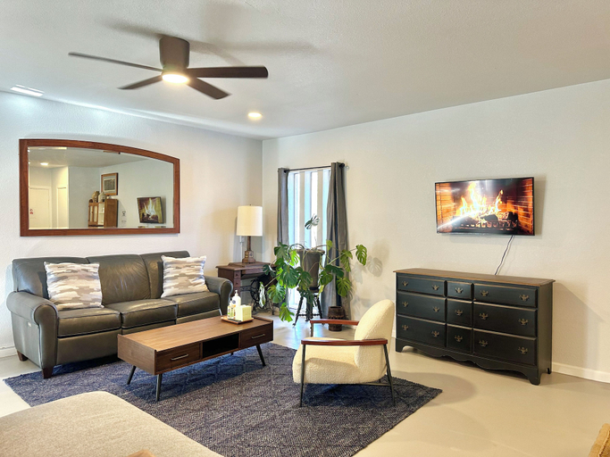 Room 5, Modern Studio Retreat Stylish Spacious MR, Oklahoma